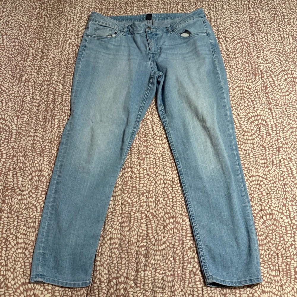 Apt. 9 Light Blue Denim Capris